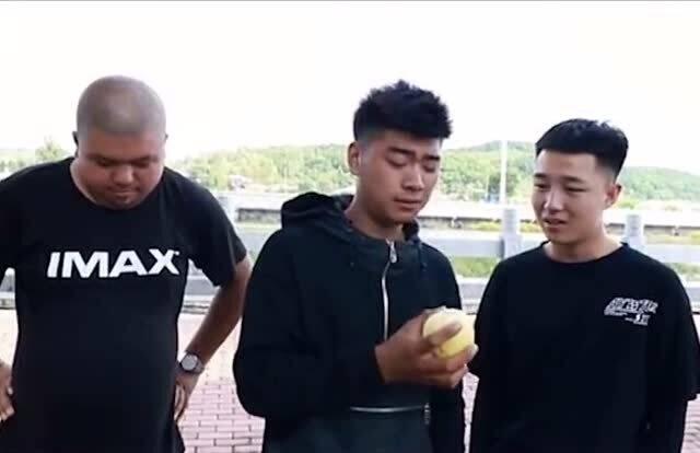 街上打架吃瓜视频,围观群众现场直播